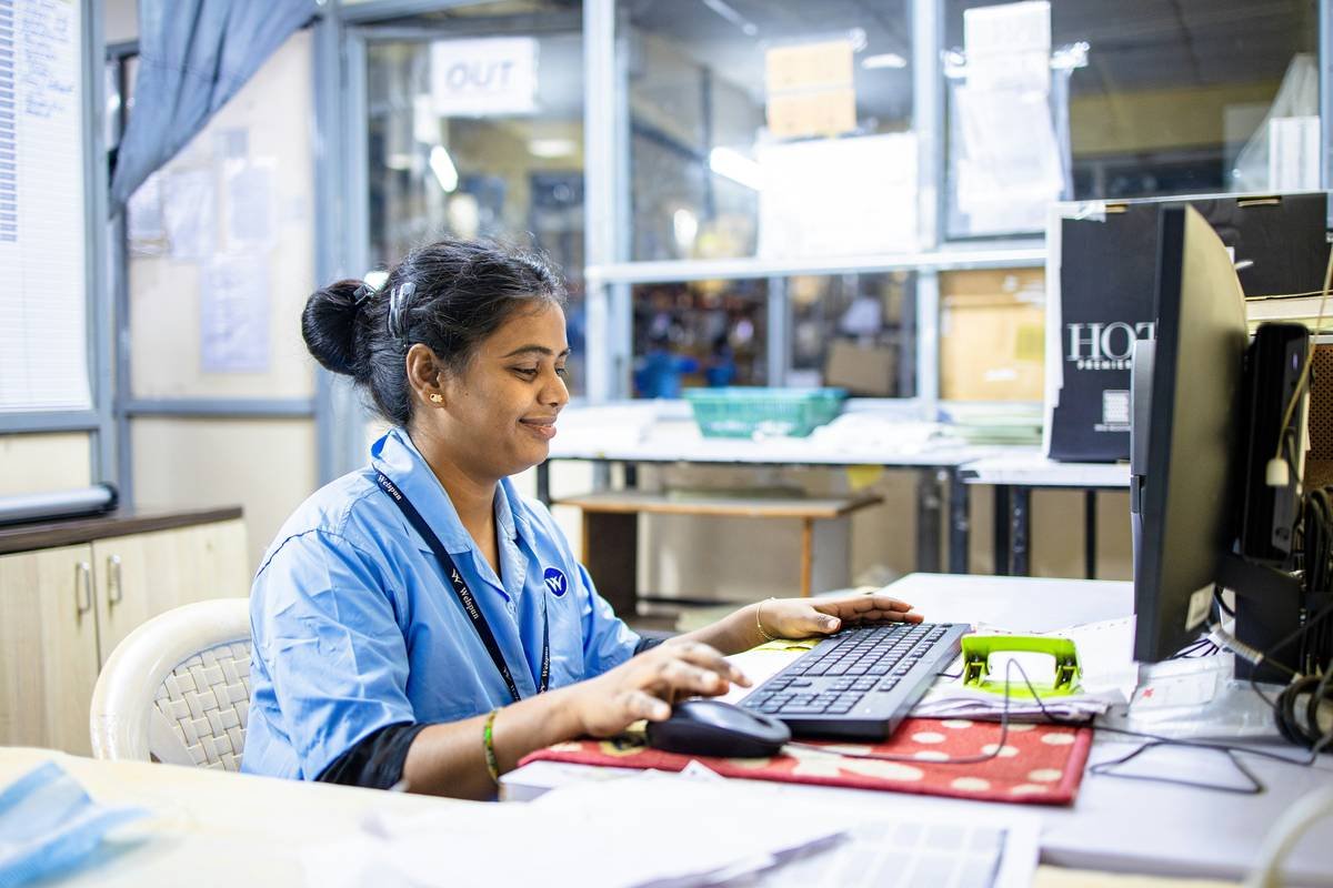 Infographic showing key responsibilities of healthcare administrative assistants: patient scheduling (87%), insurance verification (79%), EHR updates (72%), billing support (68%), HIPAA compliance training (61%)